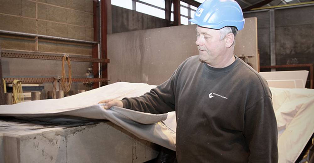 Isolerende betonmåtter fra Combitherm holder varmen på betonelementerne hos Gandrup Element A/S