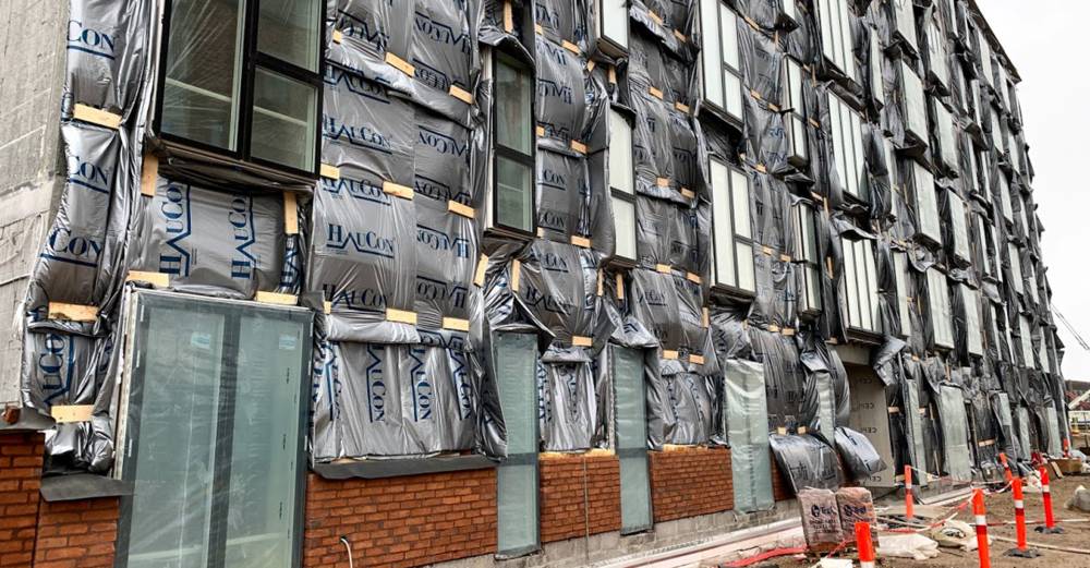 Combitherms vintermåtter med HauCons eget logo på er udviklet til at beskytte byggeriet mod frost, regn, varme og sollys.